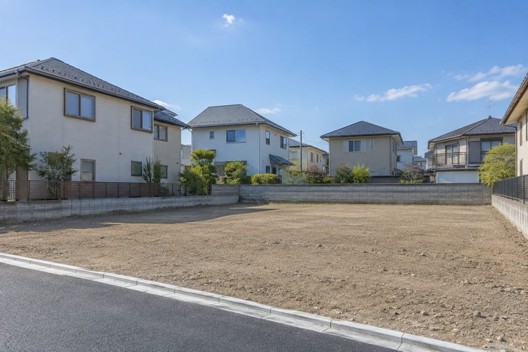 戸建て住宅に囲まれた、整地済みの更地