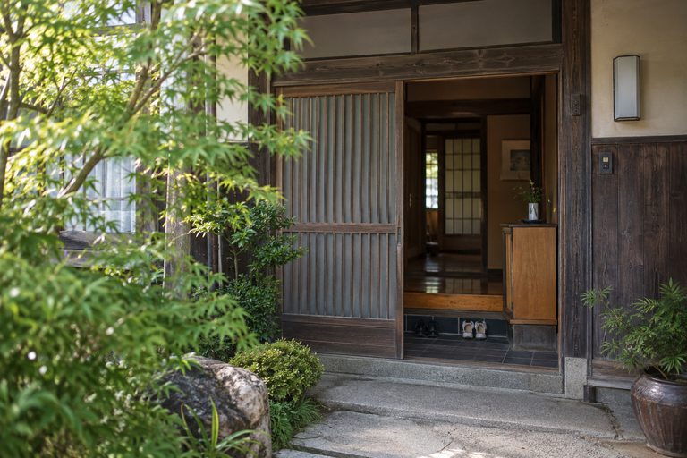 古い木造住宅の玄関まわり