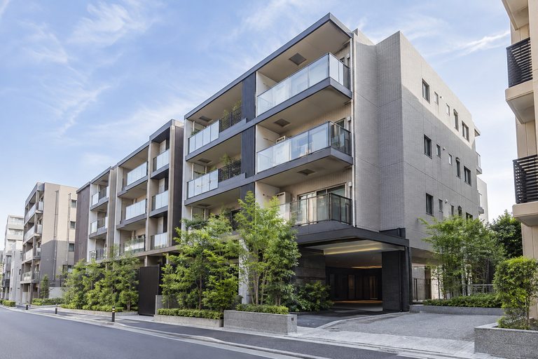 都市部に建つ中層マンションの外観