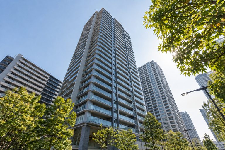 街路から見上げた高層の住宅棟